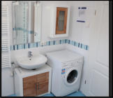 Waschbecken und Waschmaschine